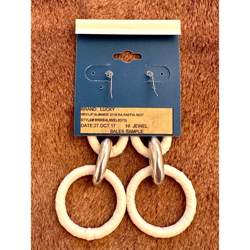 Lucky Brand Raffia Dangle Hoop Earrings White and Silver. - Picture 3 of 3